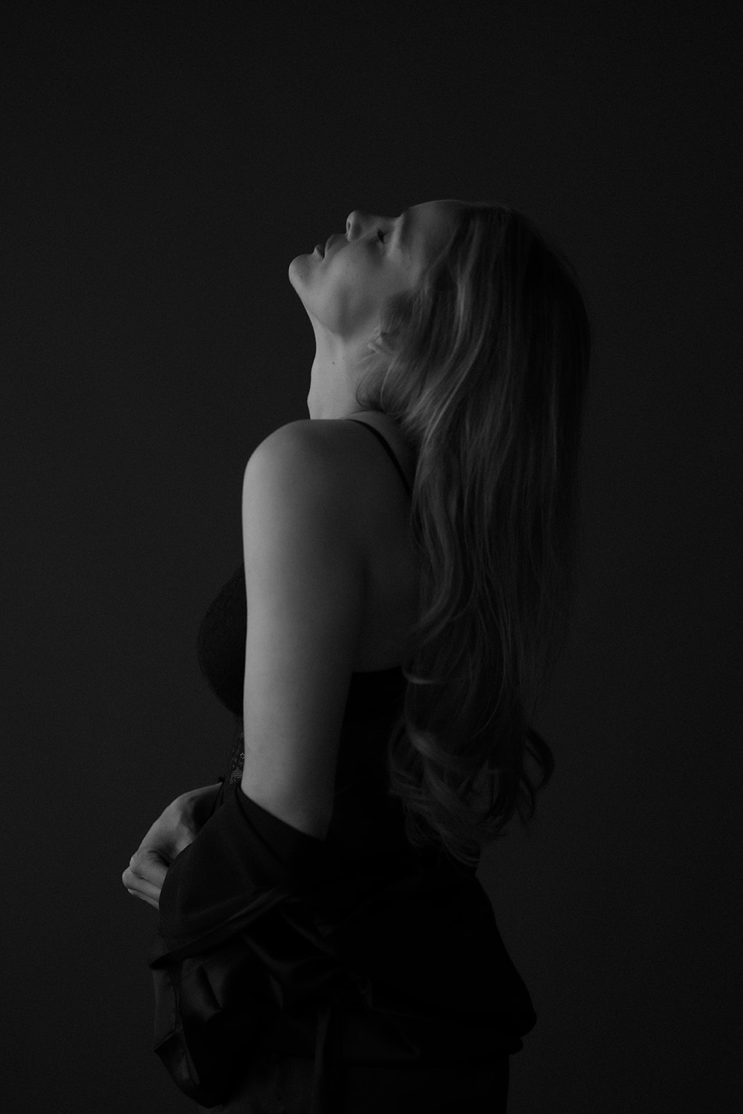 Intiem zwart-wit portret uit de Beeldkracht sessie van Manon