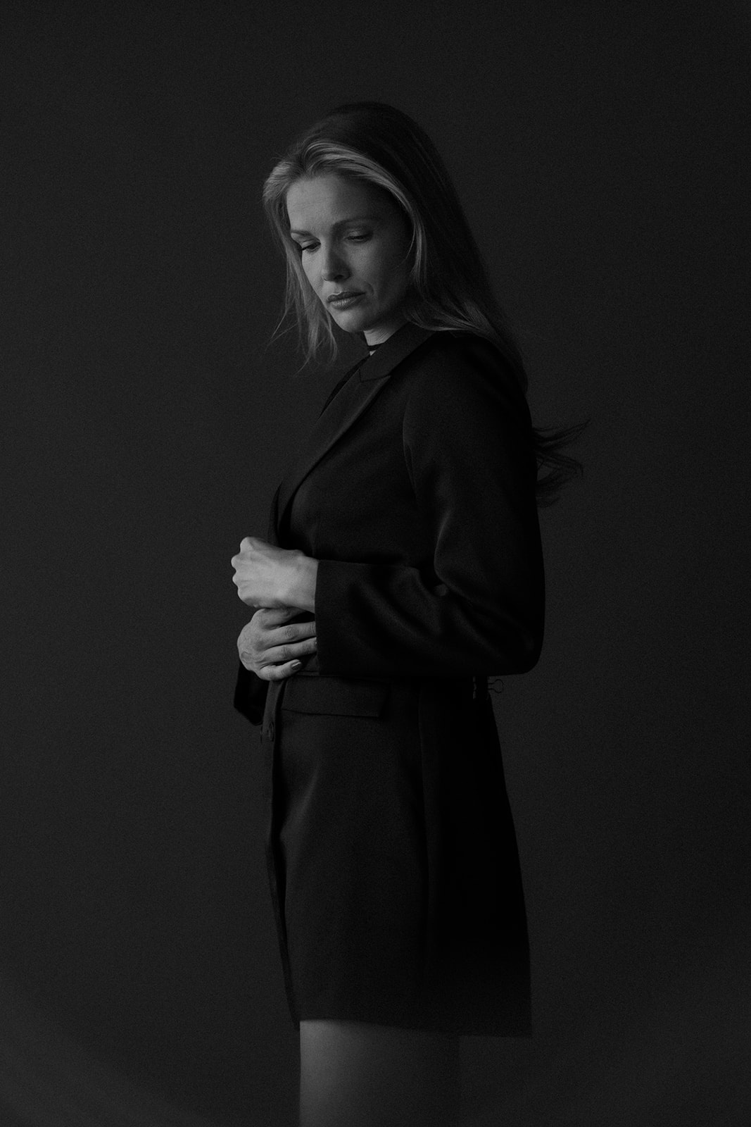 Staand zwart-wit portret uit de Beeldkracht sessie van Manon