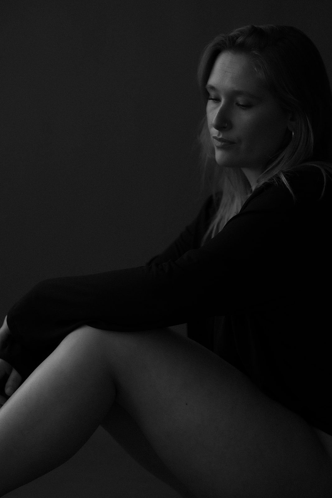 Donker zwart-wit portret uit de Beeldkracht sessie van Tamara